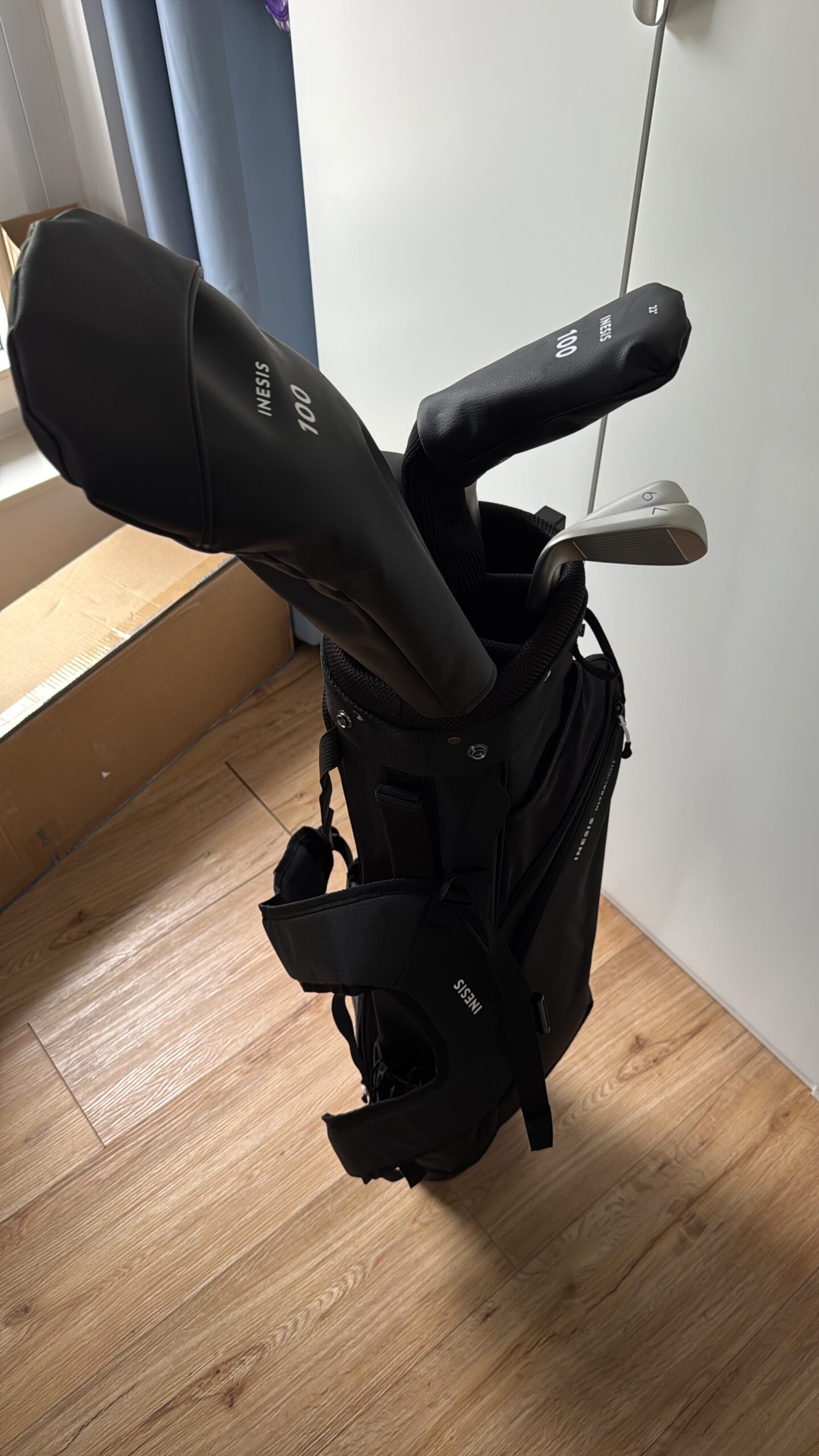 Inesis 100 Golfschläger-Halbsatz mit schwarzem Standbag und Schlägerhauben